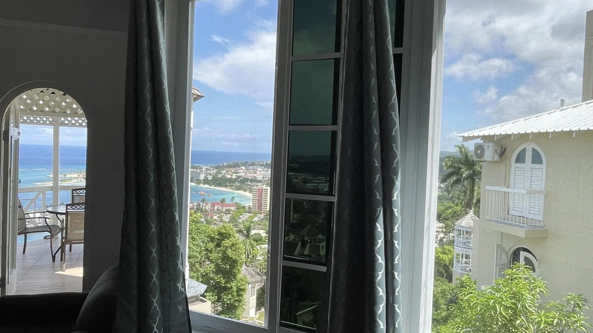 Oceanbreeze Jamaica Penthouse, 7-Minute Walk To Beach Ocho Rios Lägenhet
