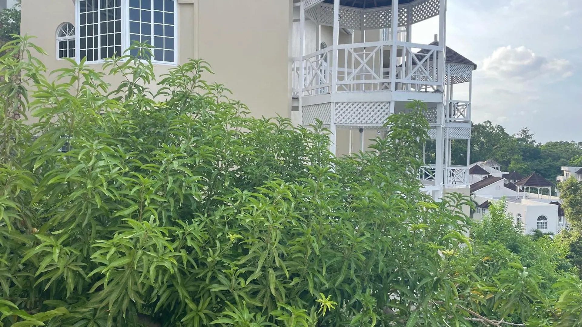 Oceanbreeze Jamaica Penthouse, 7-Minute Walk To Beach Ocho Rios Apartamento