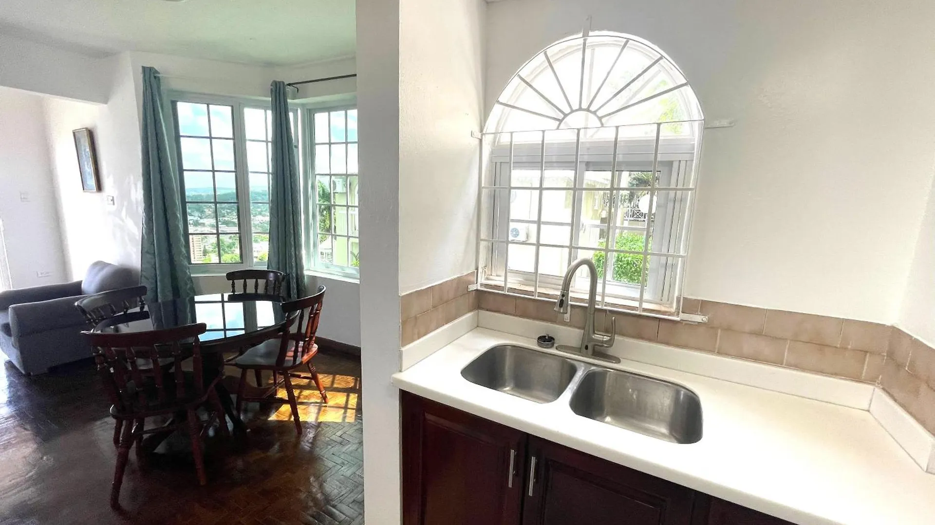 Oceanbreeze Jamaica Penthouse, 7-Minute Walk To Beach Ocho Rios Apartamento